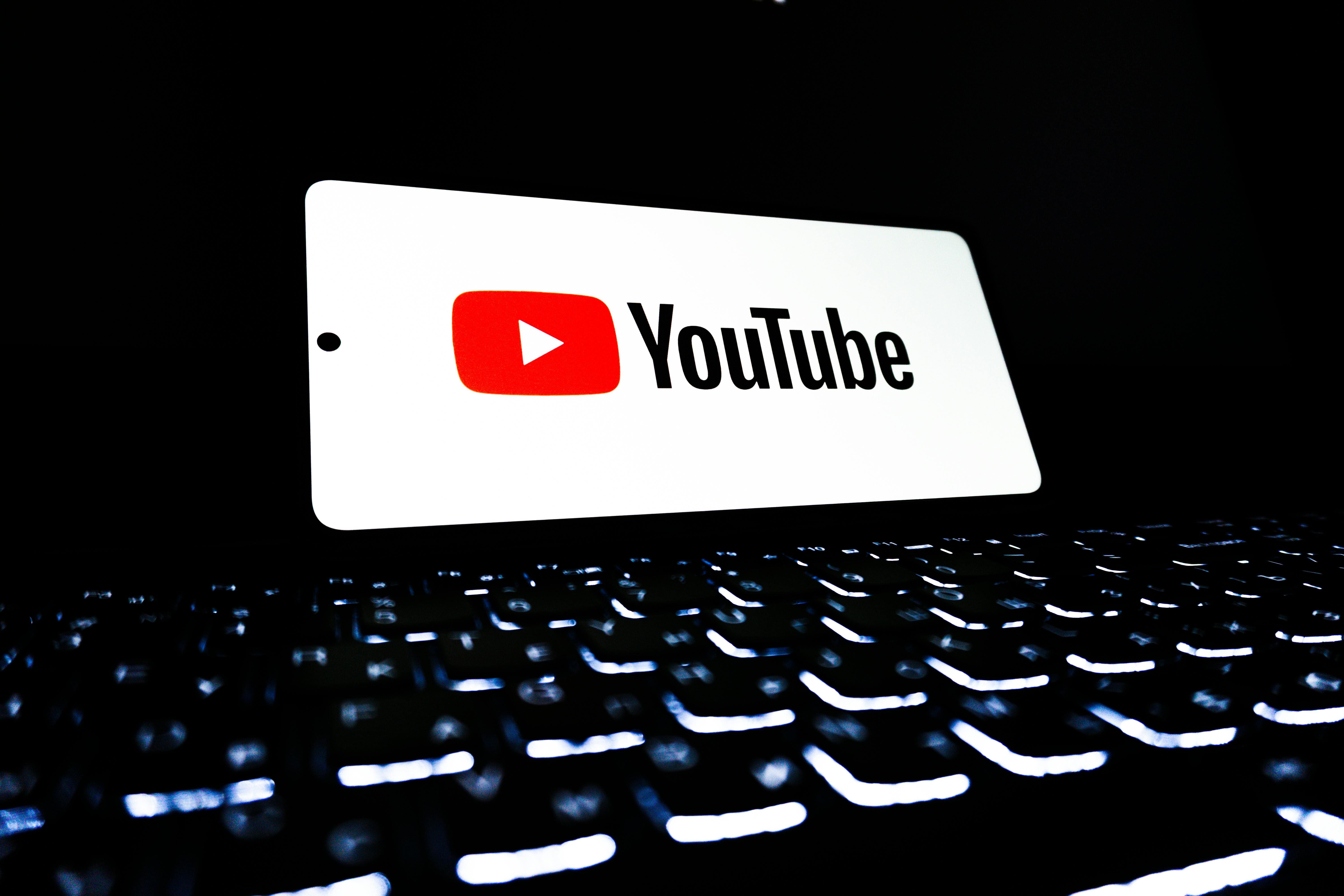 YouTube приложение на смартфоне